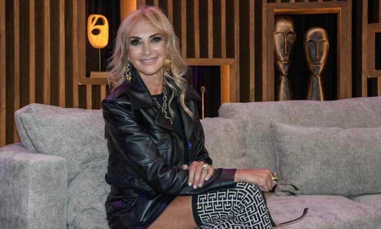 Adela micha le coquetea a actor
